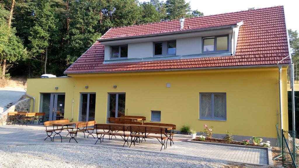 ホテル Mezi Stromy Horakov エクステリア 写真